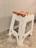 詩(shī)亭閣浴室小凳子加厚塑料折疊凳高凳子家用餐椅浴室可折疊小板凳成人 【升級插銷(xiāo)款】高45cm-橙白 餐桌 曬單實(shí)拍圖