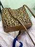 瑜尚臻品 豹紋水桶包包女2025秋冬新款小眾高級感單肩包復古絨面斜挎小包 豹紋 曬單實(shí)拍圖