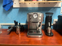 德龍（Delonghi）咖啡機 意式半自動(dòng)家用15Bar泵壓專(zhuān)業(yè)壓力計 美式咖啡 快速加熱技術(shù) 可調式奶泡 金屬機身EM450.M 銀色 小巧機身 穩定壓力 定制杯量 自動(dòng)關(guān)機 曬單實(shí)拍圖