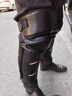 KINGXIAOJING電動(dòng)車(chē)摩托車(chē)護膝保暖騎車(chē)冬季電瓶膝蓋防風(fēng)寒擋風(fēng)護腿皮護膝男女 【1雙塑料掛鉤護膝】加絨保暖防水皮料 曬單實(shí)拍圖