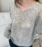 MO&Co.【秦嵐同款】針織衫2025秋新品V領(lǐng)船領(lǐng)寬松毛邊袖MBE3SWTT09 淺花灰色 M /165 曬單實(shí)拍圖