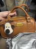 伊梵絡(luò )（EAVALURE）韓系小眾手提包包女2025新款秋冬潮復古手拎包百搭單肩斜挎枕頭包 棕色+掛件 曬單實(shí)拍圖