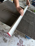 沙場(chǎng)兵墻面找平器貼磚拉槽神器瓷磚膠上灰找平鋸齒瓦工抹泥工具 60公分二代墻面找平器[1.5 +18cm兩牛筋靠山膠條] 曬單實(shí)拍圖