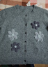 熙世界（sllsky）仿牛絨立體花朵休閑針織衫2025新款秋冬舒適開(kāi)衫毛衣寬松圓領(lǐng)外套 花灰色 上衣 L 曬單實(shí)拍圖
