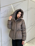 加拿大鵝（Canada Goose）【新品】Montgomery女士同色調徽標短款可收腰羽絨夾克 3042WT 9394 煙灰褐 S 曬單實(shí)拍圖