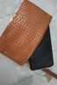 手機包收納包鱷魚(yú)紋女士零錢(qián)包手拿包保護套防水防丟新款手機包女士韓版高顏值女包防刮防水耐用 商務(wù)棕*1個(gè) 尺寸：20*12cm 曬單實(shí)拍圖