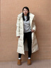 波司登（BOSIDENG）25新款絲絨拿鐵羽絨服女長(cháng)款90鵝絨經(jīng)典商務(wù)連帽冬外套商場(chǎng)同款 松馳米白8K03-溫柔大氣 XS 155/80A 體重約100斤以?xún)?曬單實(shí)拍圖