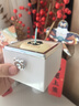 威爾基翻轉禮物盒驚喜盒子小熊蛋糕戒指盒機關(guān)禮盒結婚求婚用生日首飾盒 【極速達】白色自動(dòng)款-翻轉盒 曬單實(shí)拍圖