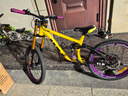 探路人軟尾山地土坡自行車(chē)雙肩氣壓減震油剎鋁合金180響學(xué)生速降越野車(chē) 檸檬黃【黑胎】 24寸【135-170的身高】 高配【前后氣壓減震+禧瑪諾11速】 曬單實(shí)拍圖