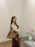 星昔秋冬新款上班通勤大容量托特包2025女式休閑簡(jiǎn)約百搭ins單肩包 卡其色絨面復古包（無(wú)掛件） 曬單實(shí)拍圖