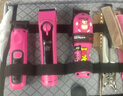 CHERRY BOMBCB櫻桃朋克熊粉色油頭電推剪專(zhuān)業(yè)漸變理發(fā)器發(fā)廊理發(fā)店專(zhuān)用推子 粉色主推 送貼紙防滑套梳子 曬單實(shí)拍圖