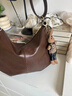 沐霓 韓版腋下女包高級感小眾設計單肩女包斜挎女包時(shí)尚褶皺餃子包 咖啡色帶掛件 曬單實(shí)拍圖