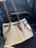 心楠潮流麂皮絨腋下包包女2025新款潮秋冬復古托特包簡(jiǎn)約大容量通勤包 卡其色絨面托特包-不含掛件 曬單實(shí)拍圖