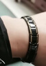 JCZS德國品牌霸氣個(gè)性鈦鋼男士款手鏈不掉色磁石手鐲潮人流行首飾寬 寬版1.8厘米間金色(送調節器) 22cm 曬單實(shí)拍圖