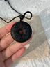 中國黃金山鬼花錢(qián)黑曜石吊墜男平安扣項鏈新年情人節禮物男友老公生日 山鬼花錢(qián)八卦黑曜石平安扣項鏈 曬單實(shí)拍圖