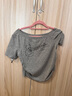 PSO Brand【商場(chǎng)同款】【斜肩領(lǐng)】女裝小貓圖案修身短袖Tee 花灰色 HathaGrey M 曬單實(shí)拍圖