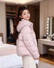 鴨鴨（YAYA）短款皮衣羽絨服女2025年冬季新款時(shí)尚巴恩風(fēng)連帽防風(fēng)保暖鴨絨外套 藕粉色 M (160) 曬單實(shí)拍圖
