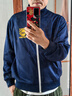 馬登工裝美式休閑學(xué)院風(fēng)撞色刺繡夾克外套男春空氣層立領(lǐng)運動(dòng)開(kāi)衫衛衣 海軍藍 建議拍小一碼 M 曬單實(shí)拍圖