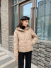 玖姿·安娜蔻休閑通勤減齡連帽短款發(fā)熱鵝絨羽絨服女2025冬季新款 卡其 S 曬單實(shí)拍圖