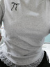 沐霓獨特漂亮v領(lǐng)長(cháng)袖上衣女棉質(zhì)2025秋季新款爆款巨好看的蕾絲掐腰t恤 白灰色（蝴蝶結） M 曬單實(shí)拍圖