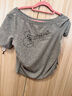 PSO Brand【商場(chǎng)同款】【斜肩領(lǐng)】女裝小貓圖案修身短袖Tee 花灰色 HathaGrey M 曬單實(shí)拍圖