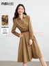 尚都比拉復古風(fēng)長(cháng)袖V領(lǐng)絨感連衣裙女秋季工字褶襯衫裙撞色皮帶收腰中長(cháng)裙 曬單實(shí)拍圖
