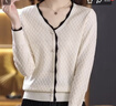 珞妮（LUONI）針織衫女春秋新款波浪邊V領(lǐng)長(cháng)袖修身洋氣套頭上衣時(shí)尚紐扣毛衣女 米白色 L 建議105-115斤 曬單實(shí)拍圖
