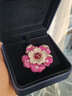 HKHL 山茶花胸針高檔女士紅寶石胸花防走光別針絲巾扣生日禮物送媽媽 紅寶石山茶花胸針+輕奢禮盒 曬單實(shí)拍圖