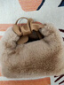 美杜秋冬毛絨包包女褶皺手拎包毛毛單肩斜挎包毛絨水桶包云朵手提包 手提PU毛絨包包【卡其】 曬單實(shí)拍圖