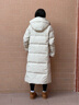 波司登（BOSIDENG）25新款絲絨拿鐵羽絨服女長(cháng)款90鵝絨經(jīng)典商務(wù)連帽冬外套商場(chǎng)同款 松馳米白8K03-溫柔大氣 XS 155/80A 體重約100斤以?xún)?曬單實(shí)拍圖