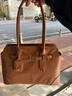 特洛利思（DENUONISS）水晶植鞣頭層牛皮托特包小眾設計復古鎖扣手提公文包大容量腋下包 焦糖色【植鞣頭層牛皮】 曬單實(shí)拍圖