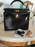 雕霸（DIAOBA）2025新款真鱷魚(yú)皮包包女25時(shí)尚潮流肚皮凱莉包休閑女士單肩斜挎包 黑色金扣 25*19*10cm 曬單實(shí)拍圖