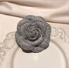 芠拉法式復古絨布定型山茶花布藝花朵胸花別針韓版小香風(fēng)氣質(zhì)服飾配飾 灰色小花胸針 B00-107 曬單實(shí)拍圖