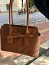 特洛利思（DENUONISS）水晶植鞣頭層牛皮托特包小眾設計復古鎖扣手提公文包大容量腋下包 焦糖色【植鞣頭層牛皮】 曬單實(shí)拍圖