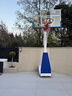 宏昱可移動(dòng)籃球架戶(hù)外標準籃球框家用投籃框籃球架子兒童可升降籃球架 移動(dòng)凹箱升級款白藍【90*140cm】 曬單實(shí)拍圖