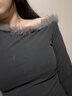 均垚灰色緊身修身性感打底衫女內搭外穿秋冬新款高級感一字肩純欲上衣 灰色露肩斜肩毛毛邊修身純欲打底衫 L 【建議80-118斤】 曬單實(shí)拍圖
