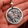 招礦足銀9999實(shí)心復古做舊黃財神錘紋銀吊墜飾品 【背面吉言版—做舊款】 黃財神銀吊墜一件49克 曬單實(shí)拍圖