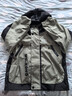 兒童沖鋒衣2026春秋款新款中大童沖鋒衣兒童痞帥男孩秋季沖鋒衣 灰色三棵樹(shù)拼接沖鋒衣 120 建議身高110-120cm 曬單實(shí)拍圖