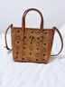 MCM經(jīng)典老花滿(mǎn)印菜籃子 toni 涂層帆布拼納帕皮革飾邊 Tote手提包 MWPAATN04CO001干邑色 曬單實(shí)拍圖