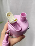 希樂(lè )（cille）保溫杯兒童可愛(ài)吸管水杯學(xué)生專(zhuān)用小巧迷你女生高顏值便攜雙飲杯子 【背帶款】芭比粉450ML+蝴蝶結+大耳狗貼紙 曬單實(shí)拍圖