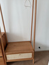 源氏木語(yǔ)落地掛衣架簡(jiǎn)約藤編置物架臥室多功能衣帽架北歐實(shí)木家具0.7米 曬單實(shí)拍圖