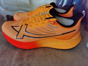 特步【2000公里三代】跑鞋男兩千公里三代大魔王跑鞋耐磨透氣跑步鞋女 新熒光橙/黑 42 曬單實(shí)拍圖
