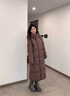 波司登（BOSIDENG）25新款90鵝絨羽絨服商場(chǎng)熱賣(mài)同款女長(cháng)款連帽保暖外套B250244174 燕麥暖咖|7E83 S 160/84A 體重約100-110斤 曬單實(shí)拍圖