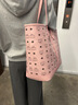 MCM【重磅新品】全新Visetos LIZ中號桃花粉購物袋托特包女包大容量 桃花粉 中號 曬單實(shí)拍圖