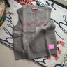 CHUU字母提花抓毛無(wú)袖針織衫女2025春季新品寬松V領(lǐng)馬甲毛衣 灰色 均碼 曬單實(shí)拍圖