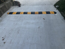 衡運橡膠減速帶緩沖減速型板斜坡公路道路減速板加厚汽車(chē)限速壟緩沖帶地下車(chē)庫使用 橡塑梯形100*35*5cm 曬單實(shí)拍圖