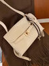 南風(fēng)Chio2nd牛皮煙雨茉香單肩包包女款秋冬休閑氣質(zhì)百搭凱莉風(fēng)斜挎包 米白色 曬單實(shí)拍圖