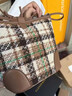天丂2025新款包包女時(shí)尚復古斜挎包通勤百搭水桶包休閑格紋單肩包 格紋時(shí)尚水桶包【咖色無(wú)掛件】 曬單實(shí)拍圖