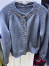 Basic House/百家好復古撞色穿繩毛衣冬季圓領(lǐng)短款插肩開(kāi)衫外套女 灰色 M 曬單實(shí)拍圖