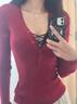 乖甜星套裝女V領(lǐng)打底衫長(cháng)袖上衣女秋季新款辣妹設計感內搭吊帶兩件套 熱頌紅+黑內搭 S 曬單實(shí)拍圖